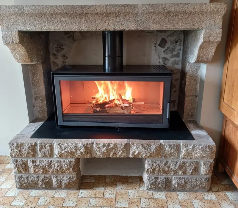 Marque de poêle et cheminée Totem vendu par l'entreprise quali-flammes, entreprise de cheminée et poêles à Vallet
