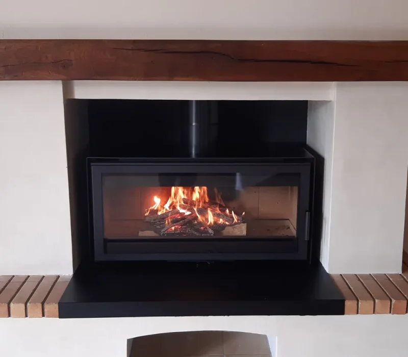 Marque de poêle et cheminée Totem vendu par l'entreprise quali-flammes, entreprise de cheminée et poêles à Vallet