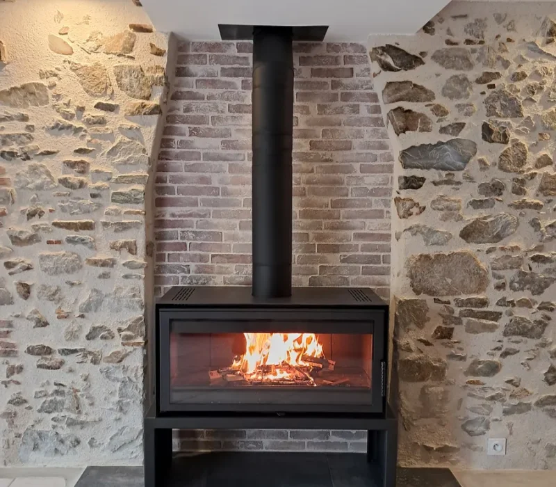 Marque de poêle et cheminée Totem vendu par l'entreprise quali-flammes, entreprise de cheminée et poêles à Vallet